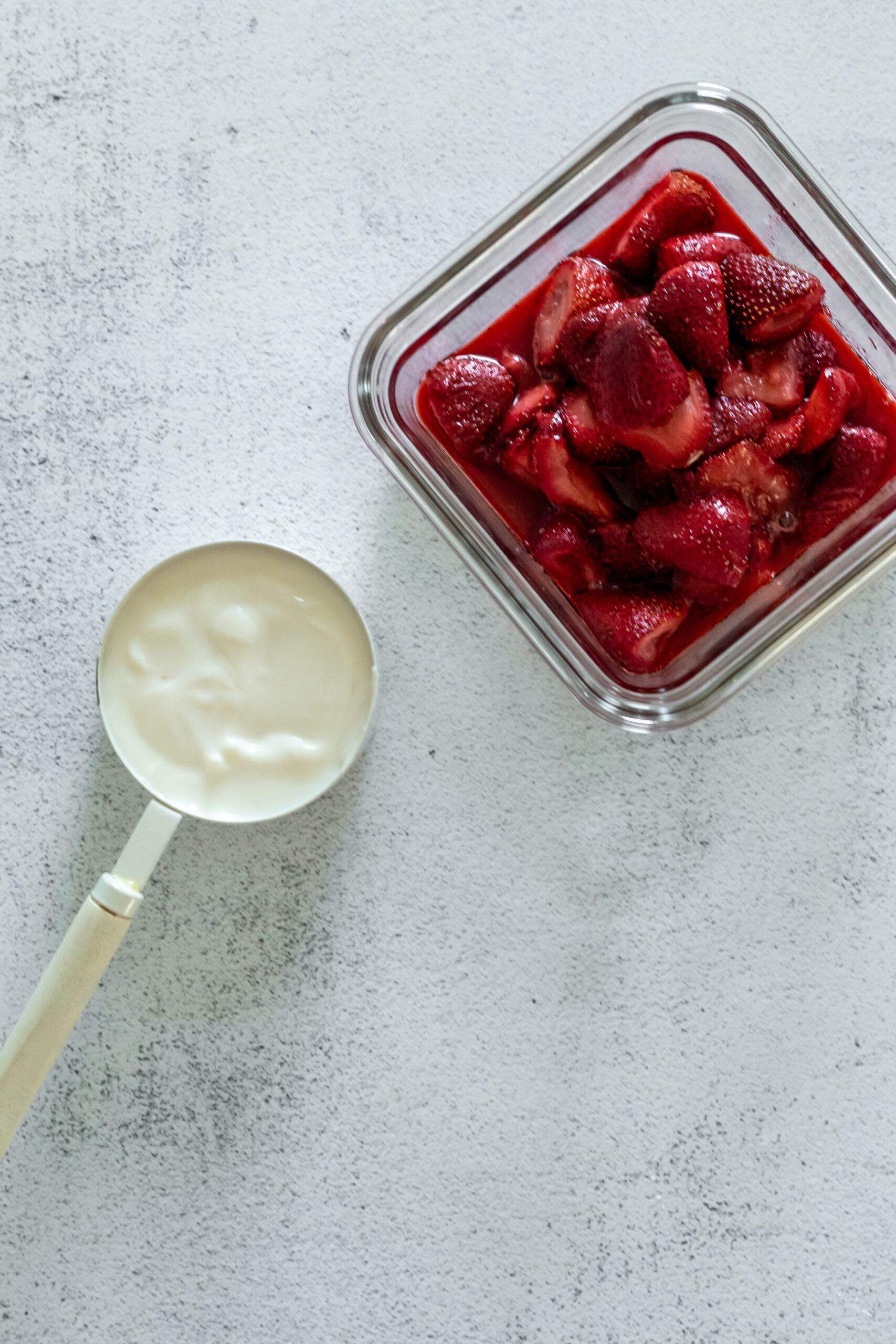 Ricotta cream and a dish with roasted strawberries. 