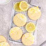 Round cookies with lemon slices and a spoonful of white chocolate.